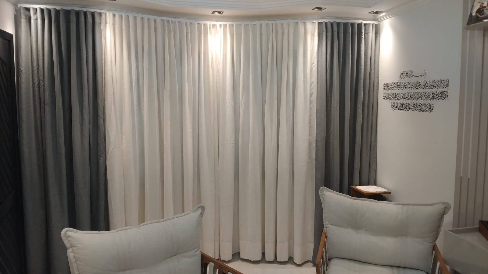 Cortina branca e cinza sob medida instalada em uma sala